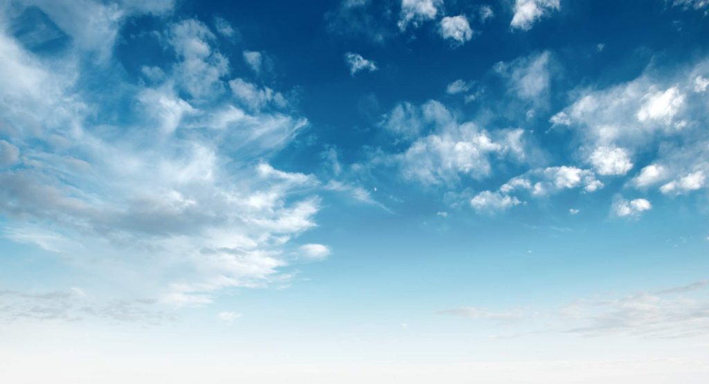 Ciel bleu clair et nuages ​​blancs illustrant la pureté de l'air