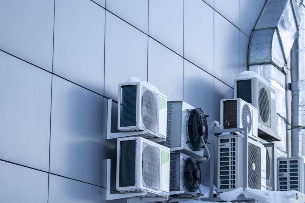 Équipement de climatisation extérieur. Les climatiseurs sont situés sur le mur du bâtiment.