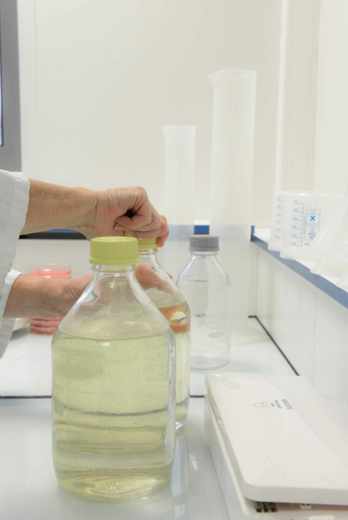 outeille en verre de prélèvement d’échantillons dans un laboratoire